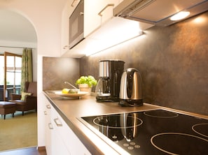 Kühlschrank, Mikrowelle, Herdplatte, Wasserkocher mit Kaffee-/Teezubehör