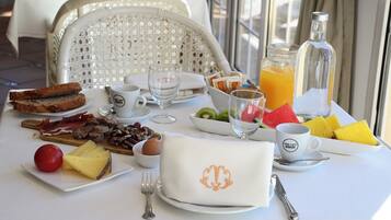 Dagelijks ontbijtbuffet (EUR 12 per persoon)