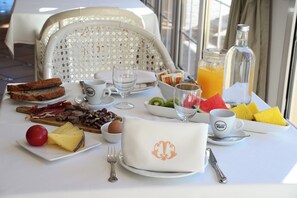 Tägliches Frühstücksbuffet (12 EUR pro Person)