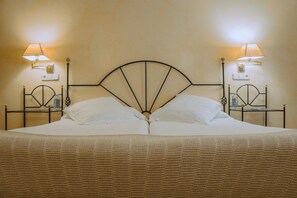 Minibar, in-room safe, desk, blackout drapes - Hotel Termes La Garriga (La Garriga)