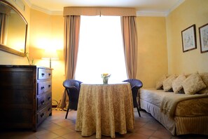 Dreibettzimmer | Wohnbereich | Plasmafernseher