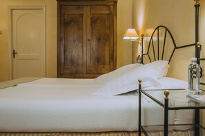 Minibar, in-room safe, desk, blackout curtains - Hotel Termes La Garriga (La Garriga)