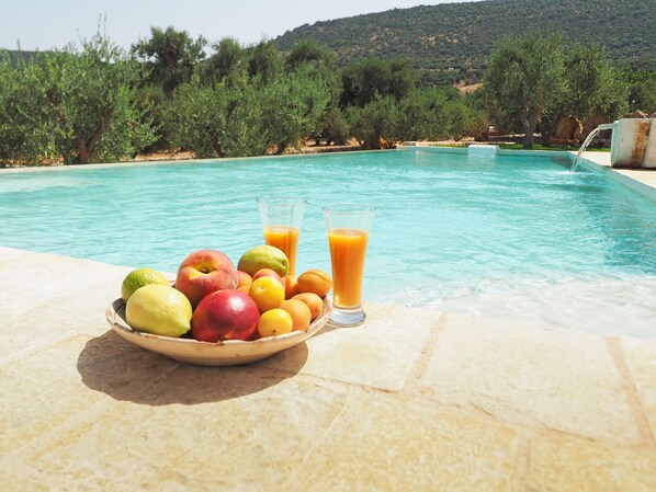 Een seizoensgebonden buitenzwembad en parasols bij het zwembad