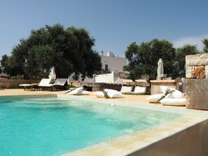 Piscina externa sazonal, guarda-sóis, espreguiçadeiras