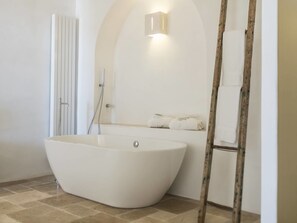 Superior Suite | Deep-soaking bathtub - Masseria Parco della Grava (Fasano)