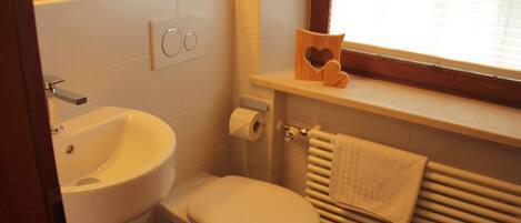 Een douche, een haardroger, handdoeken