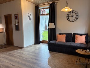 TV - Two-room vacation apartment, 53sqm, shower/WC, kitchen, terrace (Reit im Winkl)