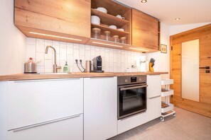 Fridge, microwave, oven, stovetop - Vacation apartment Dorfmitte (Reit im Winkl)