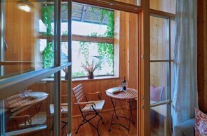 Interior - Appartement "Hühnernest", 25 qm Obergeschoss, kombinierter Wohn- und Schlafraum (Höslwang)