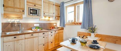 Réfrigérateur, micro-ondes, plaque de cuisson, lave-vaisselle