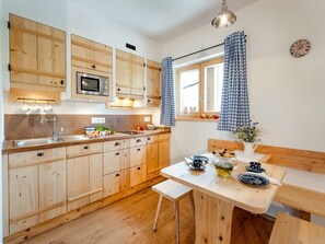 Fridge, microwave, stovetop, dishwasher - Appartement "Hühnernest", 25 qm Obergeschoss, kombinierter Wohn- und Schlafraum (Höslwang)