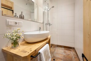 Shower, hair dryer, towels - Appartement "Hühnernest", 25 qm Obergeschoss, kombinierter Wohn- und Schlafraum (Höslwang)