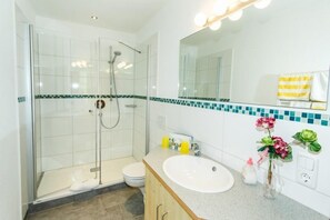 Douche, sèche-cheveux, serviettes fournies