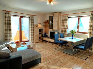 Fernseher, DVD-Player, Tischtennisplatte