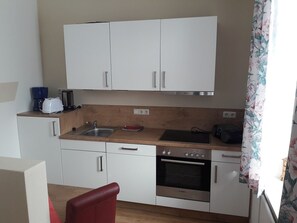 Kühlschrank, Mikrowelle, Herdplatte, Wasserkocher mit Kaffee-/Teezubehör