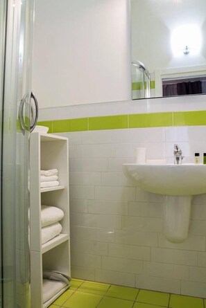 Shower, free toiletries, hair dryer, bidet - Da Vinci (Matera)