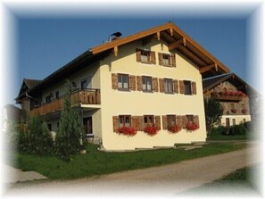 Exterior - Ferienwohnung Staufen, 50 qm, 2 Schlafzimmer, 4 Personen, Nichtraucher, Balkon mit Bergblick, Obergeschoß (Kirchanschöring)