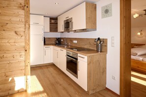 Een koelkast, een microgolfoven, een oven, een kookplaat