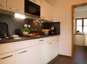 Kühlschrank, Mikrowelle, Herdplatte, Wasserkocher mit Kaffee-/Teezubehör