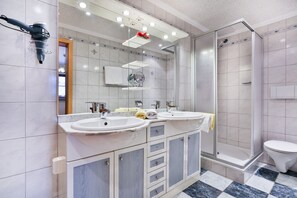 Dusche, Haartrockner, Handtücher
