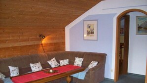 TV - Ferienwohnung für 2 Erwachsene und 3 Kinder,  60 qm, 2. Stock, 2 Schlafzimmer, Wohnzimmer, Küche, SAT-TV, Balkon (Frasdorf)