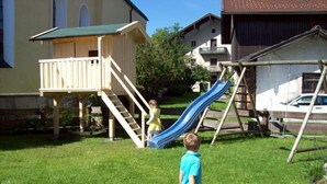 Children’s area - Ferienwohnung für 2 Erwachsene und 3 Kinder,  60 qm, 2. Stock, 2 Schlafzimmer, Wohnzimmer, Küche, SAT-TV, Balkon (Frasdorf)