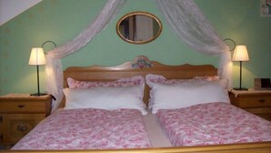 1 bedroom, bed sheets - Ferienwohnung für 2 Erwachsene und 3 Kinder,  60 qm, 2. Stock, 2 Schlafzimmer, Wohnzimmer, Küche, SAT-TV, Balkon (Frasdorf)