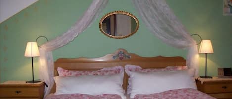 1 bedroom, bed sheets