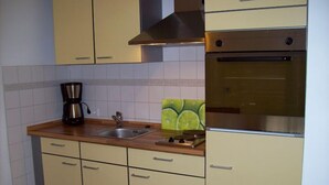 Fridge - Ferienwohnung für 2 Erwachsene und 3 Kinder,  60 qm, 2. Stock, 2 Schlafzimmer, Wohnzimmer, Küche, SAT-TV, Balkon (Frasdorf)