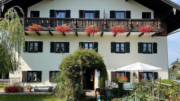 Exterior - Ferienwohnung für 2 Erwachsene und 3 Kinder,  60 qm, 2. Stock, 2 Schlafzimmer, Wohnzimmer, Küche, SAT-TV, Balkon (Frasdorf)