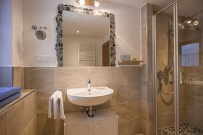 Dusche, Haartrockner, Handtücher