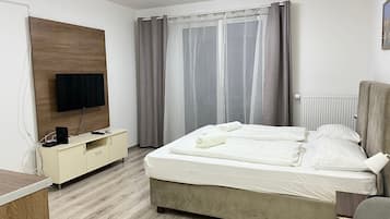 Dobbeltrom – elite | 1 soverom, sengetøy av topp kvalitet, skrivebord og strykejern/-brett