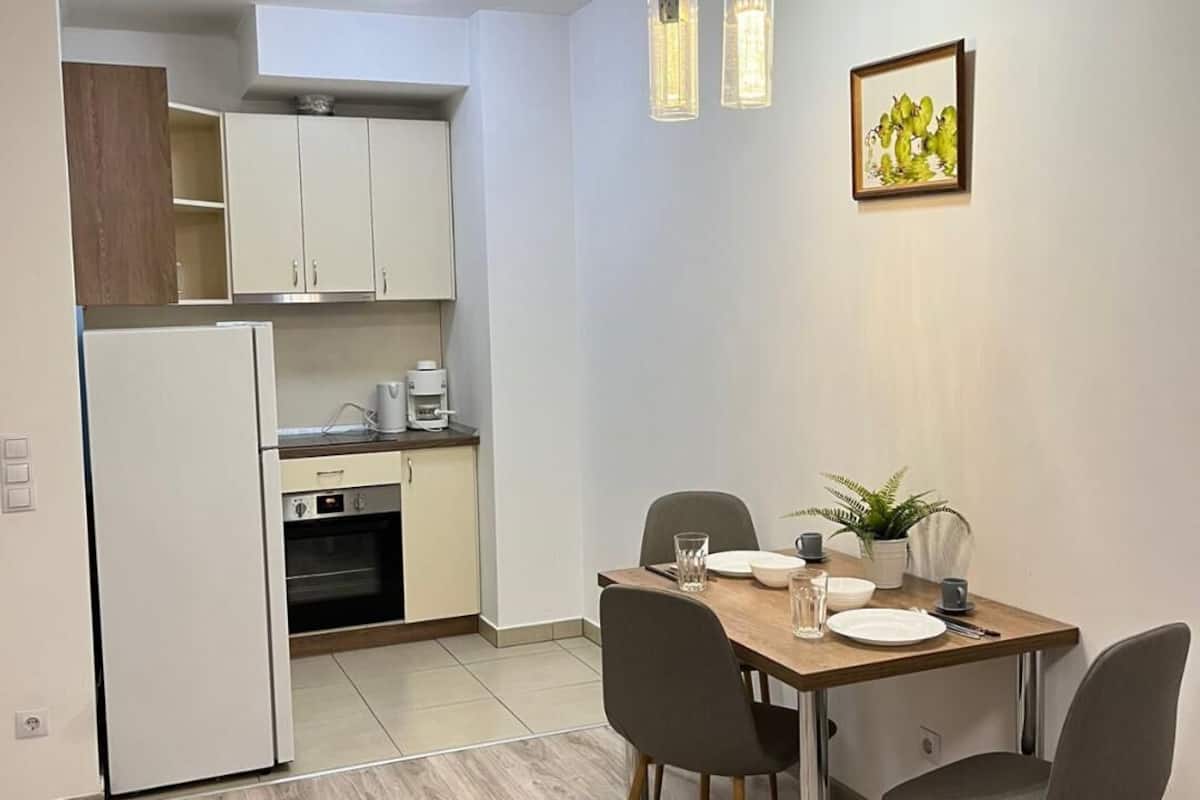 Elite Condo, 1 Bedroom | 1 bedroom, premium bedding, desk, iron/ironing board