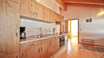 Fridge, oven, stovetop, dishwasher