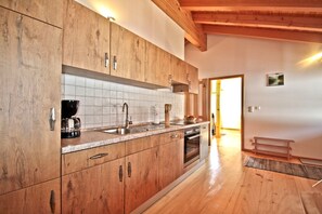 Jääkaappi, uuni, liesi, astianpesukone