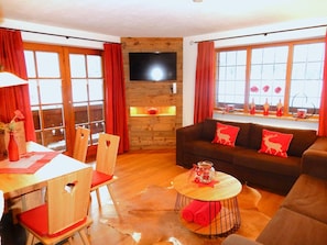 Dining - Ferienwohnung "Klausenberg"  - Drei-Raum-Wohnung 75m² mit Balkon und Bergblick (Reit im Winkl)