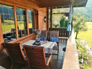 Outdoor dining - Ferienwohnung "Klausenberg"  - Drei-Raum-Wohnung 75m² mit Balkon und Bergblick (Reit im Winkl)