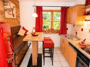 Fridge, oven, stovetop, dishwasher