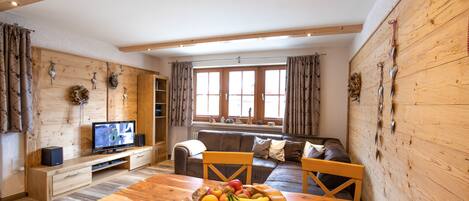 Televisión, reproductor de DVD y tenis de mesa