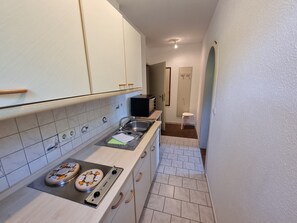 Fridge, microwave, stovetop, coffee/tea maker - Vacation apartment "Bergblick", 50sqm, 1 bedroom, balcony with mountain view (Bad Reichenhall)