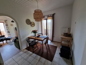 Dining - Vacation apartment "Bergblick", 50sqm, 1 bedroom, balcony with mountain view (Bad Reichenhall)