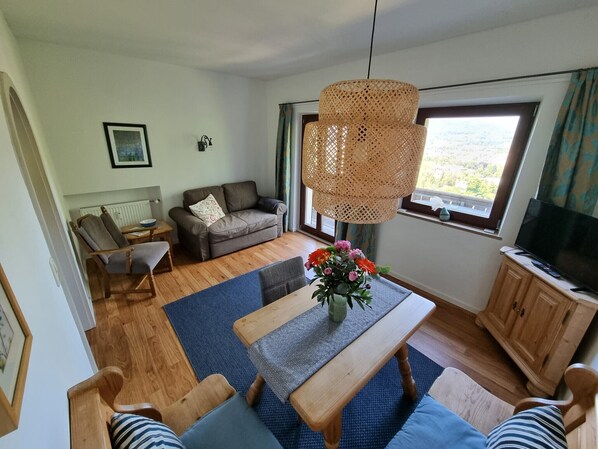 Ferienwohnung "Bergblick", 50qm, 1 Schlafzimmer, Balkon mit Bergblick-Wohnzimmer