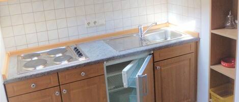 Refrigerador, microondas, parrilla de estufa y cafetera y tetera