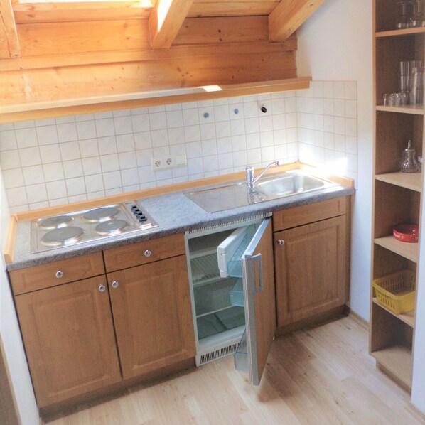 Kühlschrank, Mikrowelle, Herdplatte, Wasserkocher mit Kaffee-/Teezubehör