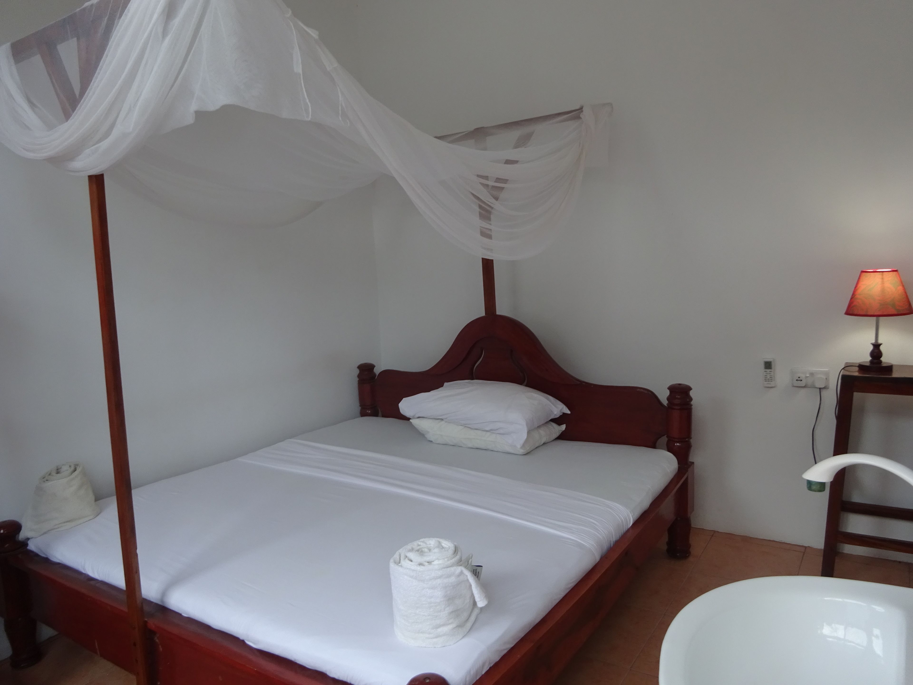 Escritorio, wifi gratis y ropa de cama 