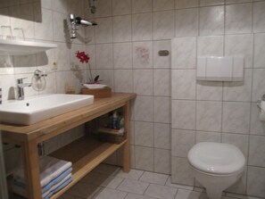 Shower, hair dryer, towels - Apartment Apfelbaum for 2 persons with balcony, TV, kitchen, 52 sqm (Inzell)