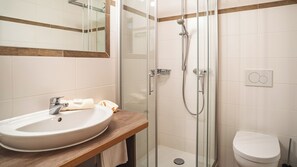 Shower, hair dryer, towels - (5) Unterberghorn Zwei-Raum-Ferienwohnung 41 qm (Reit im Winkl)