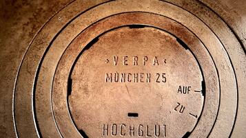 Una placa de metal circular con texto en relieve que dice "VERPA MUNCHEN 25 AUF HOCHGLUT".