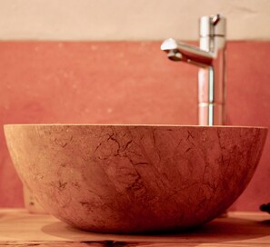 シャワー、ヘアドライヤー、タオル