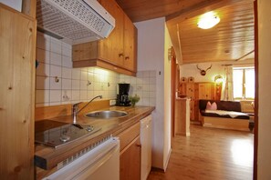 Kühlschrank, Mikrowelle, Herdplatte, Geschirrspüler